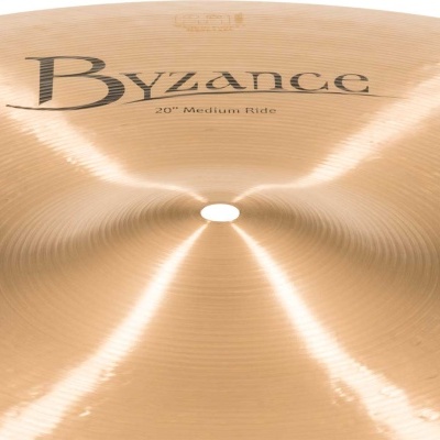 Prato de bateria dourado com escrita preta 'Byzance 20