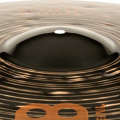 Prato de bateria preto com padrão dourado circular e texto MEINL