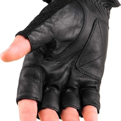 Luva preta sem dedos em couro na mão esquerda