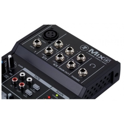 Mesa de mistura áudio preta com várias entradas e saídas