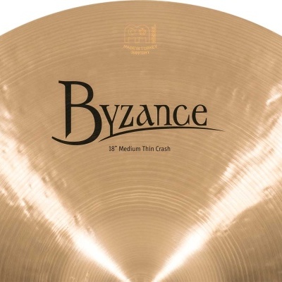 Prato de bateria dourado com texto 'Byzance 18