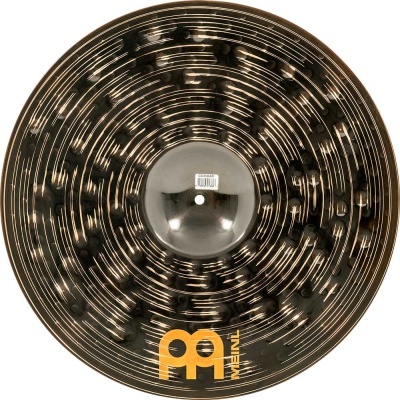 Prato de bateria Meinl metálico em tons bronze e preto com logotipo laranja.