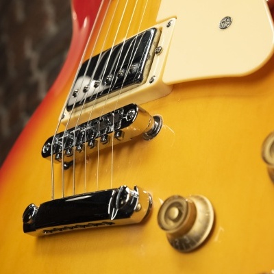 Guitarra elétrica sunburst com captadores cromados e botões dourados