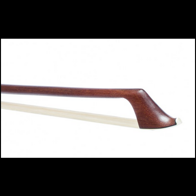 Parte final de um arco de violino em madeira castanha com crina branca