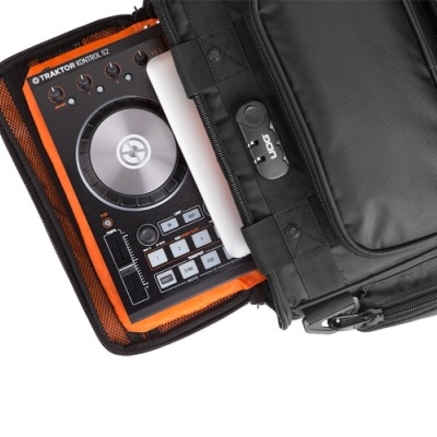 Controladora DJ Traktor Kontrol S2 numa mala preta aberta