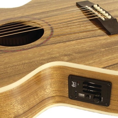 Guitarra acústica de madeira clara com painel de controlo preto na lateral