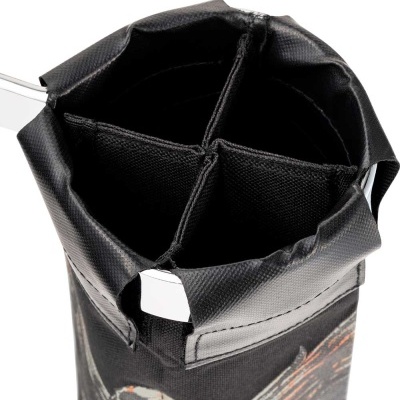 Separador preto de tecido com quatro compartimentos e suporte branco