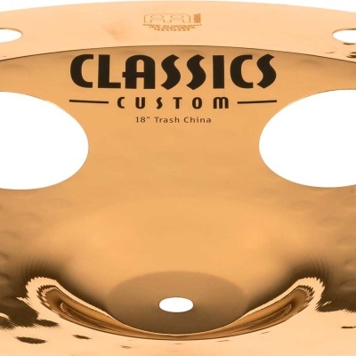 Prato de bateria metálico dourado com texto preto 'CLASSICS CUSTOM 18'' Trash China'