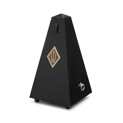 Metrónomo preto em formato piramidal com logótipo dourado