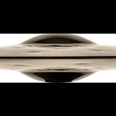 Cabo metálico prateado oval polido sobre fundo branco