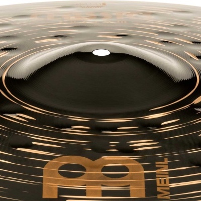 Prato de percussão dourado da marca MEINL com logótipo visível