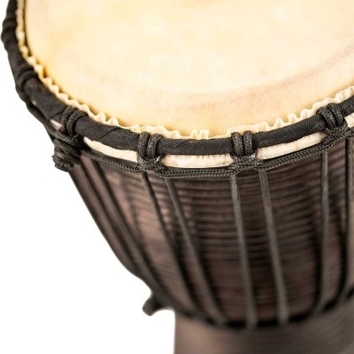 Tambor djembe com pele natural e estrutura em madeira escura