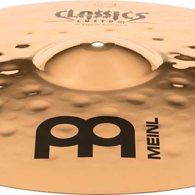 Prato de bateria dourado martelado com texto MEINL e CLASSICS