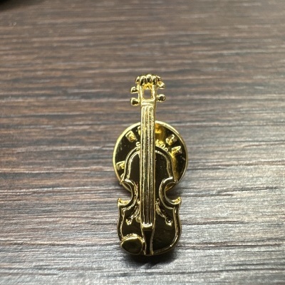Pin violino dourado
