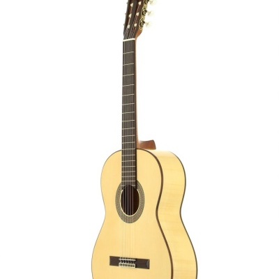 Guitarra clássica de madeira clara com detalhes escuros e cordas