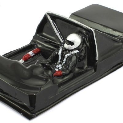 Miniatura de carro de corrida preto com piloto em capacete branco