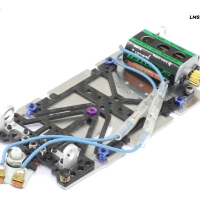 Chassi de scalextric SC-7125RC2 com componentes e fios em fundo branco