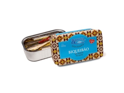 Lata metálica aberta com peixes em óleo e tampa decorada azul e castanha com texto