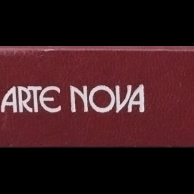 Lombada de livro vermelho com texto A ARTE NOVA a branco e detalhe dourado