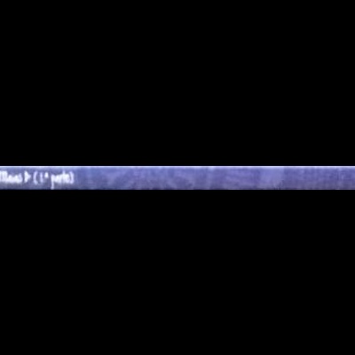 Barra metálica preta com fita adesiva preta e inscrição branca parcialmente legível