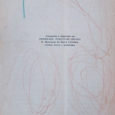 Página de papel com texto impresso e desenhos manuais