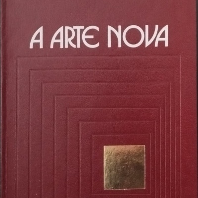 Capa de livro vermelha com título branco e relevo em quadrados