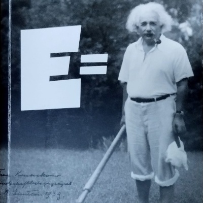 Capa de livro com Albert Einstein e texto 'Albert Einstein Prefácio: Nuno Crato' e 'MINHA VIDA EM UM LIVRO'