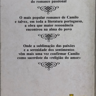 Parte traseira de livro com texto sobre romance passional e selo editorial.