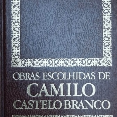 Capa de livro em imitação couro castanho com texto dourado