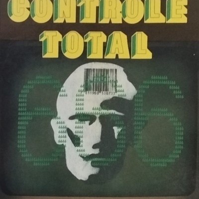 Capa de livro 'O CONTROLE TOTAL' com rosto e código de barras