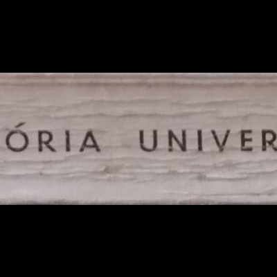 Lombada de livro antigo com título HISTÓRIA UNIVERSAL e autor CARL GRIMBERG