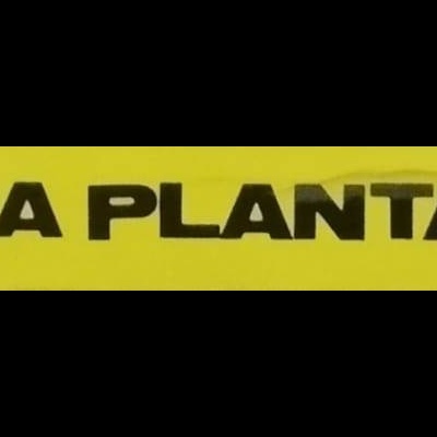 Lombada amarela de livro com título, autor e código impressos