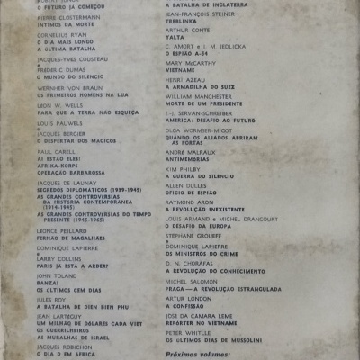 Página antiga com lista de livros e autores em português