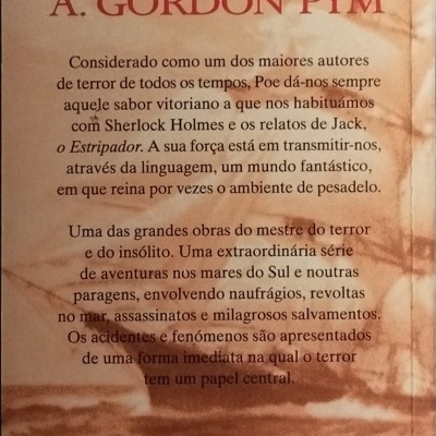 Contracapa do livro Narrativa de A. Gordon Pym com texto em português e código de barras