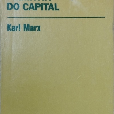 Capa de livro amarela com texto a verde