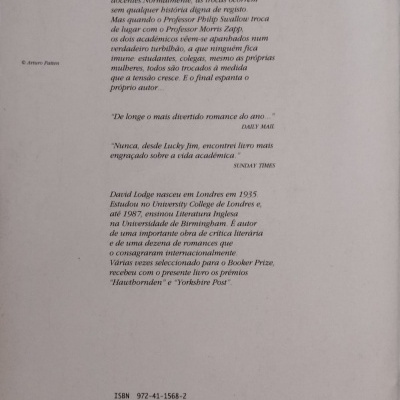 Contracapa de livro com texto em português e código de barras