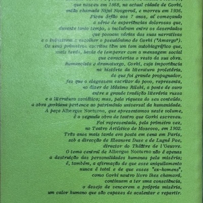 Capa traseira de livro verde com texto em português e número 3716 com logotipo