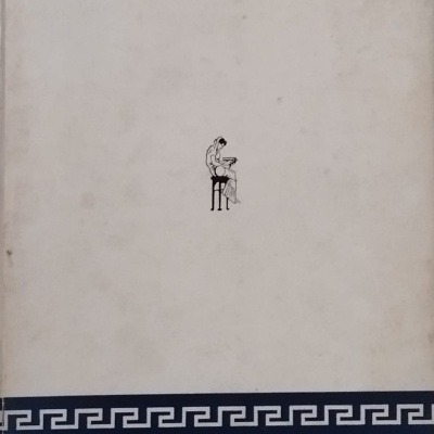 Capa de livro branca com figura clássica central e faixa azul com padrão geométrico