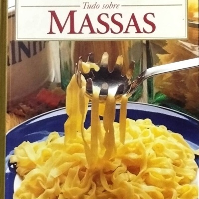 Capa de livro com massas amarelas num prato azul e branco, e texto ABC DA COZINHA Tudo sobre MASSAS