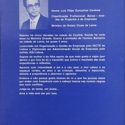 Contracapa de livro azul com texto em branco e fotografia a preto e branco de homem
