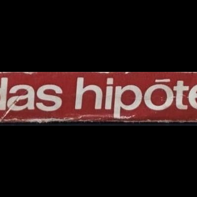 Lombada de livro vermelho e branco com texto de título e autor