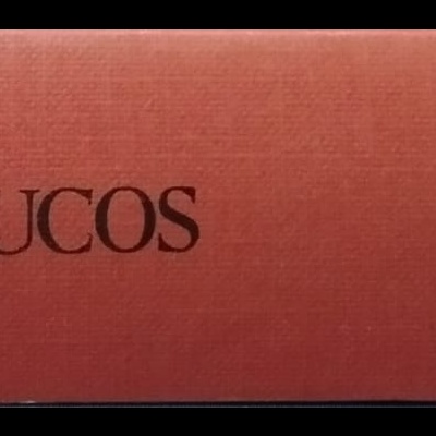 Livro com capa dura cor salmão e texto preto na lombada