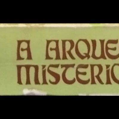 Lombada de livro verde com texto e símbolo castanhos