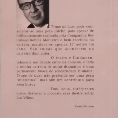 Capa traseira de livro rosa com texto e foto a preto e branco de homem de óculos