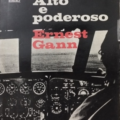 Capa de livro preto e branco com cockpit de avião e texto em branco e vermelho