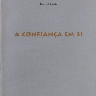 Capa de livro cinza claro com texto e logotipo