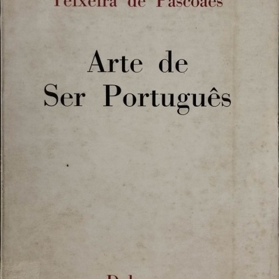 Capa do livro Arte de Ser Português com texto em preto e vermelho sobre fundo branco envelhecido