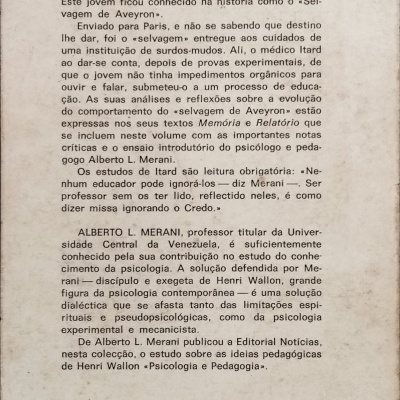 Contracapa de livro com texto em português e logo PEDAGOGIA vermelho