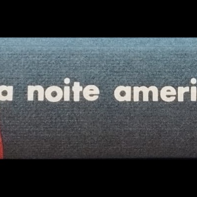 Capa de livro com riscas vermelhas e brancas e texto em branco no fundo azul-escuro