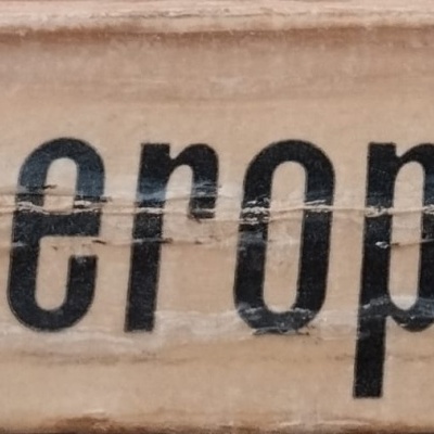 Caixa de cartão com texto aeroporto e etiqueta Arthur Halley.